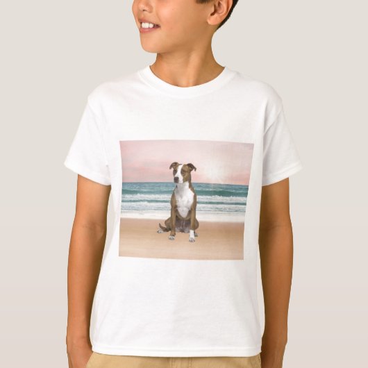 Schattigee Pitbull Dog Zittend op het strand met z T-shirt (Voorkant)