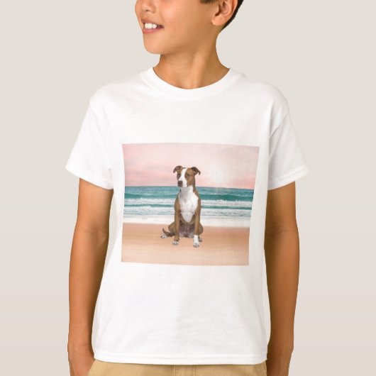 Schattigee Pitbull Dog Zittend op het strand met z T-shirt (Voorkant)