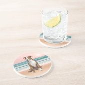 Schattigee Pitbull Dog Zittend op het strand met z Zandsteen Onderzetter (Zijkant)