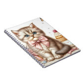 SCHATTIGEE PLUIZIGE KITTEN MET BOGEN EN CUPCAKES NOTITIEBOEK (Rechterzijde)