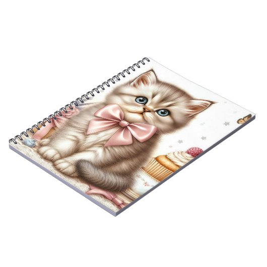 SCHATTIGEE PLUIZIGE KITTEN MET BOGEN EN CUPCAKES NOTITIEBOEK (Linkerzijde)