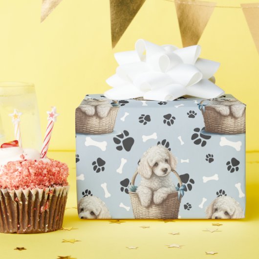 Schattigee Poedel Puppy in Basket Paw Print Cadeaupapier (Verjaardagsfeest)