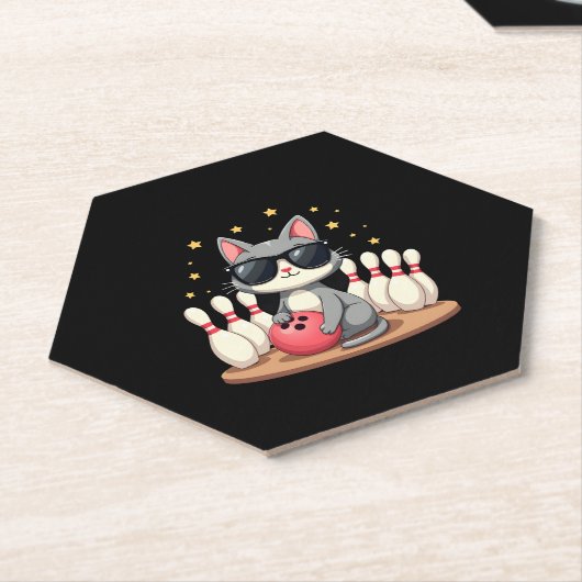 Schattigee poes met zonnebril poes die bowling voo kartonnen onderzetters (Schuin)