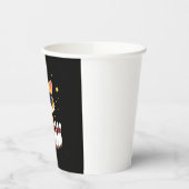 Schattigee poes met zonnebril poes die bowling voo papieren bekers (Links)