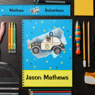 Schattigee politiehond in de auto notitieboek