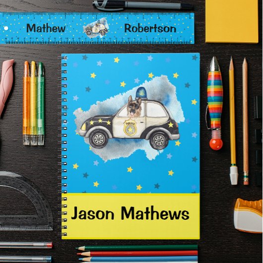 Schattigee politiehond in de auto notitieboek