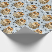 Schattigee Pomeranian Puppy in Basket Paw Print Cadeaupapier (Hoek)