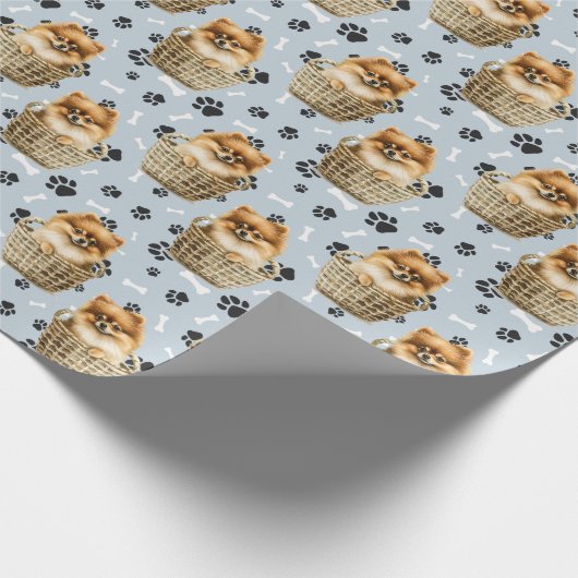 Schattigee Pomeranian Puppy in Basket Paw Print Cadeaupapier (Hoek)