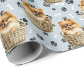 Schattigee Pomeranian Puppy in Basket Paw Print Cadeaupapier (Rol Hoek)