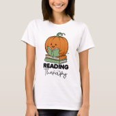 Schattigee pompoen die een boek vasthoudt, herfst t-shirt (Voorkant)