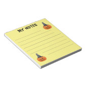 Schattigee pompoen met heks pet notitieblok (Schuin)