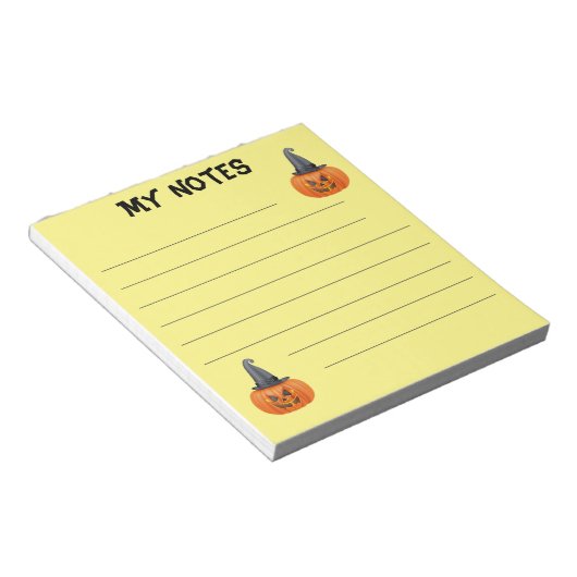 Schattigee pompoen met heks pet notitieblok (Schuin)