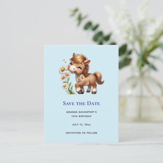 Schattigee Pony eet madeliefjes Aankondigingskaart (Staand voorkant)