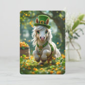 Schattigee Pony met groen pet, hoofdstel en bloeme Feestdagenkaart (Staand voorkant)
