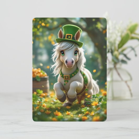 Schattigee Pony met groen pet, hoofdstel en bloeme Feestdagenkaart (Staand voorkant)