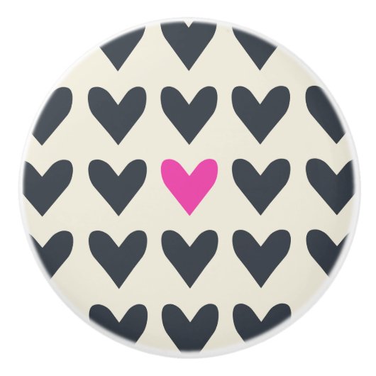 Schattigee Pop Art Hearts in Mod Dark Grey en Hot Keramische Knop (Voorkant)