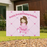 Schattigee Prinses Verjaardagsfeest Gepersonalisee Tuinbord<br><div class="desc">Dit schattige roze prinses blije verjaardagsesbord toont een tekening van een  brunette kleine meid met een mooie roze kogeljurk. Pas dit schattige kinderverjaardagdecor aan met de naam van je kind tussen het leuke hartpatroon.</div>