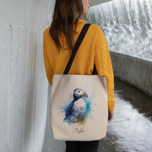 Schattigee puffin in blauwe waterverf tote bag