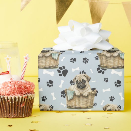 Schattigee Pug Puppy in Basket Paw Print Cadeaupapier (Verjaardagsfeest)