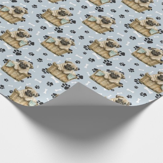 Schattigee Pug Puppy in Basket Paw Print Cadeaupapier (Hoek)