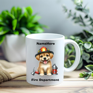 Schattigee pup verkleed als brandweerman met geree koffiemok