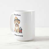 Schattigee pup verkleed als brandweerman met geree koffiemok (Voorkant links)