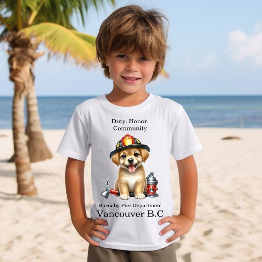 Schattigee pup verkleed als brandweerman met geree t-shirt