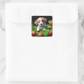 Schattigee Puppy Dog in een bos aardbeien Vierkante Sticker (Tas)