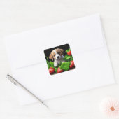 Schattigee Puppy Dog in een bos aardbeien Vierkante Sticker (Envelop)