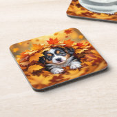 Schattigee puppy hond in herfstbladeren bier onderzetter (Linkerzijde)