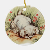 Schattigee puppy in gras keramisch ornament (Voorkant)