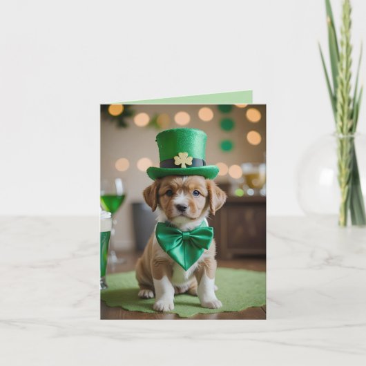Schattigee puppy met St. Patrick's outfit in een p Feestdagen Kaart (Voorkant)