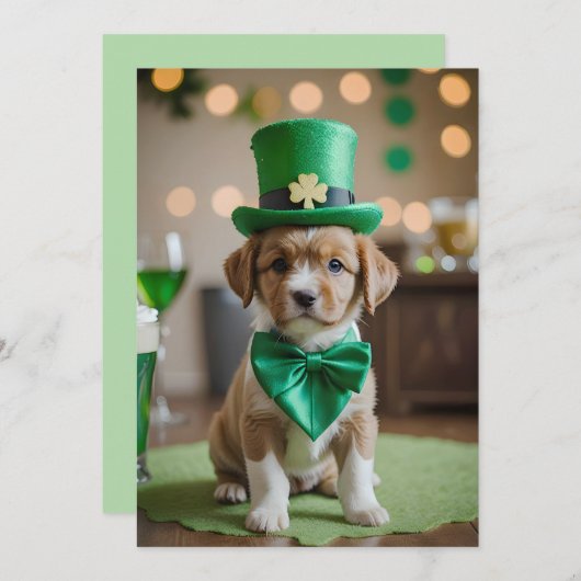Schattigee puppy met St. Patrick's outfit in een p Feestdagenkaart (Voorkant / Achterkant)
