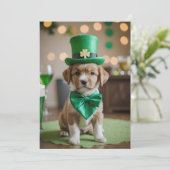 Schattigee puppy met St. Patrick's outfit in een p Feestdagenkaart (Staand voorkant)