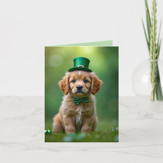 Schattigee puppy met St. Patrick's outfit, shamroc Feestdagen Kaart (Voorkant)