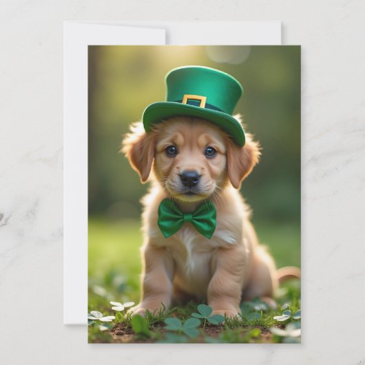 Schattigee puppy met St. Patrick's outfit, shamroc Feestdagenkaart (Voorkant)