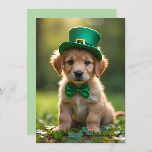 Schattigee puppy met St. Patrick's outfit, shamroc Feestdagenkaart (Voorkant / Achterkant)