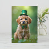 Schattigee puppy met St. Patrick's outfit, shamroc Feestdagenkaart (Staand voorkant)