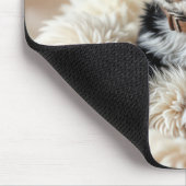 Schattigee puppy op een bontkussen muismat (Hoek)