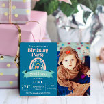 Schattigee Rainbow Photo verjaardagsfeestje uitnod Briefkaart<br><div class="desc">Schattigee Regenboog Foto Kinder 1e Verjaardag Party Invitation Briefkaart. Vier de mijlpaal van je kleintje met dit schattige Schattigee Rainbow Photo Kinder 1e verjaardagsfeest-Briefkaart! Deze uitnodiging is perfect ontworpen voor de eerste verjaardag van uw kind en heeft een vrolijk en levendig regenboogthema dat een vreugdevolle toon zet voor het feest....</div>