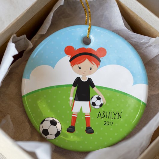 Schattigee Red Head Girl Voetbal Gepersonaliseerde Keramisch Ornament
