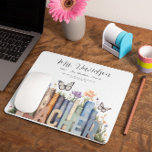 Schattigee Regenboog Boekenplank & Boeken Leraar M Muismat<br><div class="desc">Verras de docent in je leven of trakteer jezelf (als je de docent bent) met deze schattige monogram mousepad met een prachtige waterverf illustratie van boeken op een boekenplank. Je bent mijn held, leraar. Perfect cadeau voor uw favoriete klas schoolleraar voor Kerstmis, Terug naar School, Eind van het Jaar of...</div>