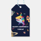 Schattigee regenboog Shark Galaxy Rocket verjaarda Cadeaulabel (Voorkant)