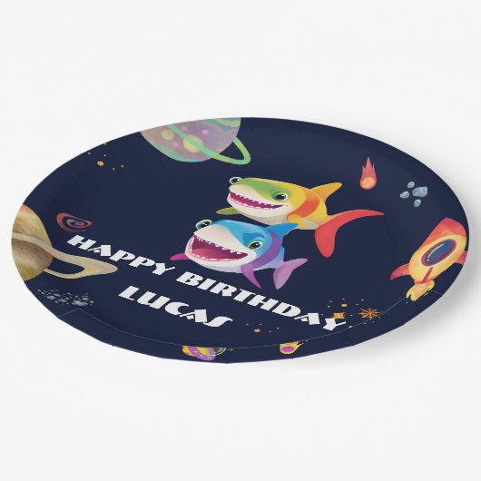 Schattigee regenboog Shark Galaxy Rocket verjaarda Papieren Bordje (Gekanteld)