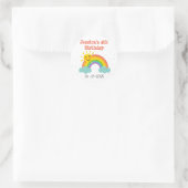 Schattigee regenboog wolken kinderen verjaardag ronde sticker (Tas)