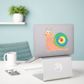 Schattigee regenboogslak vinyl sticker (Laptop op bureau)