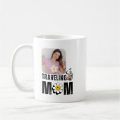 Schattigee reizende moeder, vliegtuigkoffer, aange koffiemok (Links)