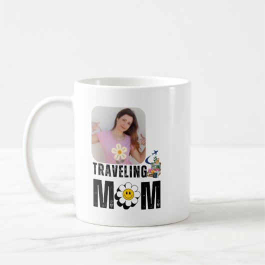 Schattigee reizende moeder, vliegtuigkoffer, aange koffiemok (Links)