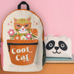 Schattigee Retro Cool Cat Typografie Terracotta Pl Bedrukte Rugzak<br><div class="desc">Deze schattige rugzak is voorzien van een ondeugende kat, draagt een zonnebril en gluren uit een terracotta plantenbak, die toevallig ook het ontwerp van de voorzak met rits is. Bloemenelementen, waaronder madeliefjes, en steraccenten in de tinten roze, olijfgroen, sinaasappel, koraal en wit vullen de hoofdmotieven perfect aan. Retro typografie leest:...</div>