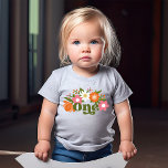 Schattigee Retro Floral One | Eerste verjaardag va<br><div class="desc">Dit super schattige eerste verjaardagsfeestje shirt heeft een handgetekend bloemontwerp,  inclusief madeliefjes,  in sinaasappel,  roze,  olijfkleurig groen en wit. Retro Typografie luidt: "Eén" in donker olijfgroen. *Illustratie van Tracey Khalei / Orabella Prints.</div>